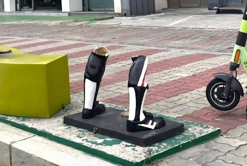 11일 오전 전남광주 북구 용봉동 패션의거리 인근 인도에 설치된 김성한 전 프로야구 해태 타이거즈 선수의 조형물이 파손돼 있다.사진 전남광주통합특별시 북구
