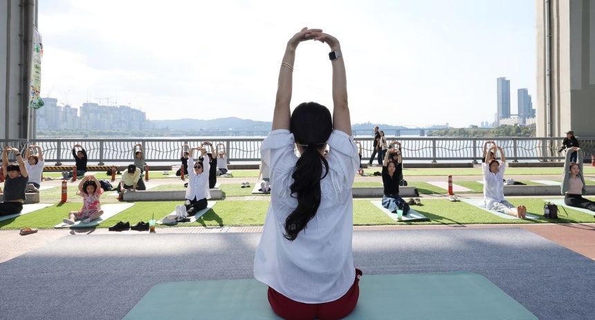 11일 서울 잠수교에서 열린 '차 없는 잠수교 뚜벅뚜벅 축제'에서 시민들이 요가를 체험하고 있다.연합뉴스