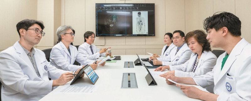 [Health&]  17개 전문센터 ‘하나의 팀’으로 ... 통합 진료 체계로 암 치료 전문성 강화