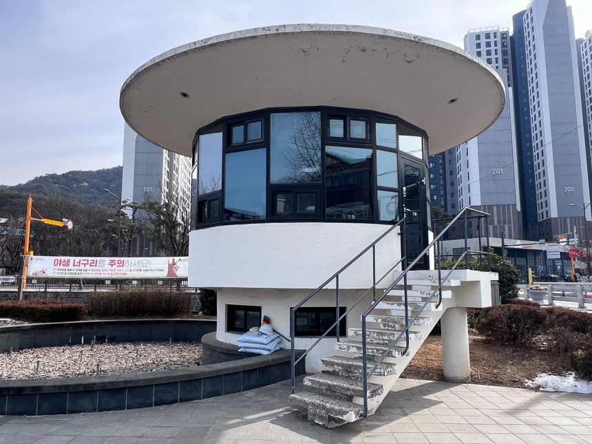 국가유산청은 12일 ‘구 유유산업 안양공장(공장동, 연구동, 수위실)’과 ‘광주극장’, ‘구 대전공회당’, ‘제주 모슬포 알뜨르비행장 일제 비행기 격납고’ 등 4건을 국가등록문화유산으로 등록 예고했다. 사진은 건축가