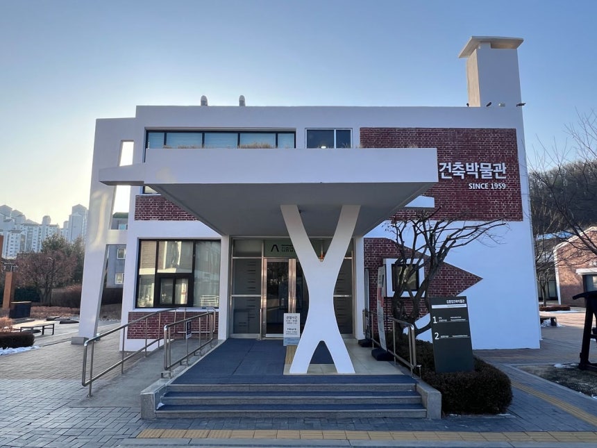 국가유산청은 12일 ‘구 유유산업 안양공장(공장동, 연구동, 수위실)’과 ‘광주극장’, ‘구 대전공회당’, ‘제주 모슬포 알뜨르비행장 일제 비행기 격납고’ 등 4건을 국가등록문화유산으로 등록 예고했다. 사진은 건축가