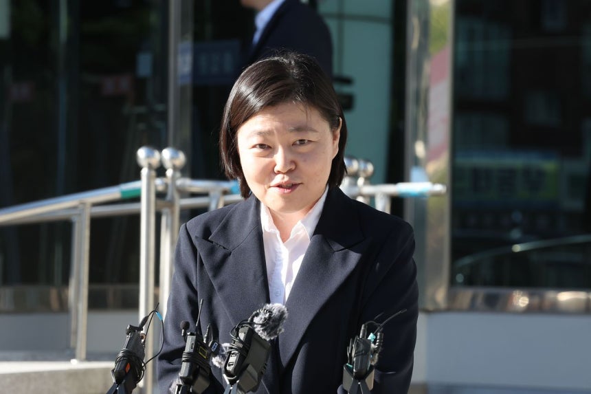 임은정 광주지방중대범죄수사청장이 지난 6일 오전 전남광주 북구 중흥동 청사에서 도어스테핑하며 취재진의 질문에 답하고 있다.뉴스1
