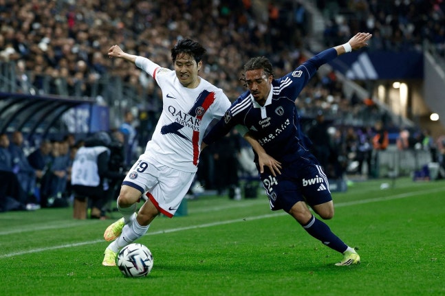 2026년 5월 17일 프랑스 파리 스타드 장 부앵에서 열린 파리 FC와 파리 생제르맹(PSG) 간의 프랑스 리그1 경기 중, 파리 생제르맹의 한국인 미드필더 이강인(19번, 왼쪽)과 파리 FC의 이탈리아 공격수 루카 콜레오쇼(24번, 오른쪽)가 공을 두고 경합하고 있다. AFP=연합뉴스