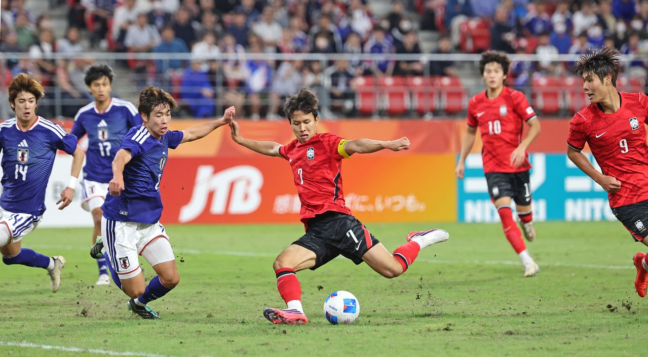 축구 국대 <b>엄지성</b>, 영국서 <b>인종차별</b> 피해…7분간 경기 중단