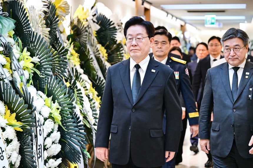 이재명 대통령이 17일 경기도 부천 공장 화재 현장에서 순직한 고(故) 김진석 소방위의 빈소를 조문하고 있다. 전민규 기자