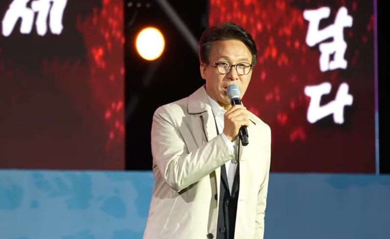 가수 공연 끊고 무대 올라간 <b>김민석</b>…지역축제 ‘<b>과잉 의전</b>’ 논란