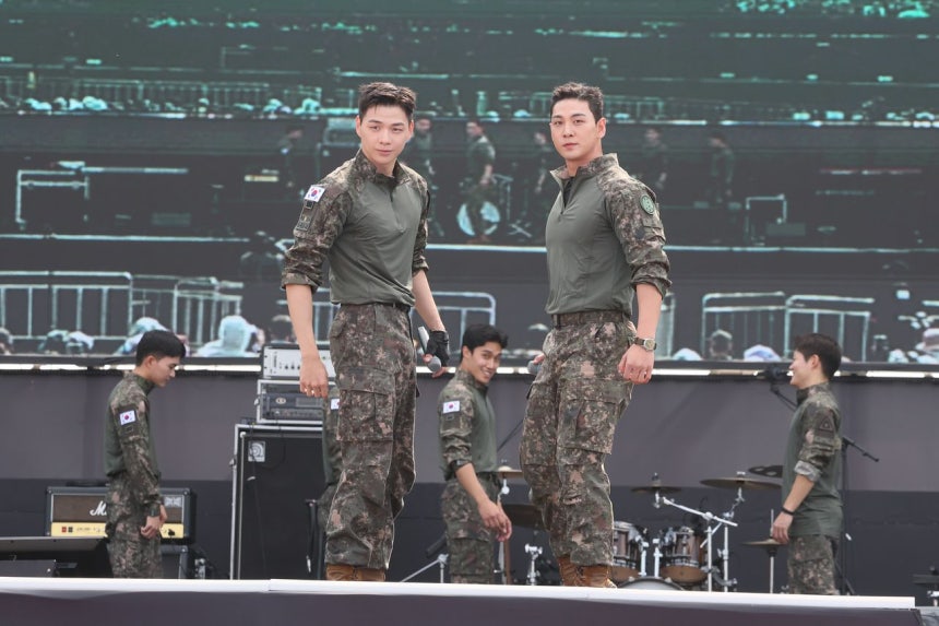 '제13회 칠곡 낙동강 평화축제' 가 16일 경북 칠곡보생태공원에서 열려 아이돌 출신 군인들이 공연을 펼치고 있다. 가운데 둘은 강다니엘과 백호(뉴시이스트). 두 사람은 오디션 프로그램 ‘프로듀스101’ 출연 시절,