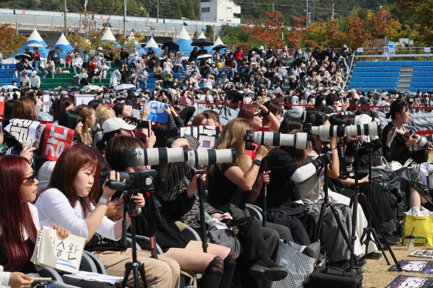 제13회 칠곡 낙동강 평화축제가 열린 16일 경북 칠곡보생태공원에서 아이돌 출신 군인들의 공연을 보기 위해 찾아 온 팬들. 송봉근 객원기자