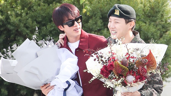 방탄소년단(BTS) 진(왼쪽)이 2024년 10월 강원도 원주시에 위치한 육군 제36보병사단 백호 신병교육대에서 육군 현역으로 군 복무를 마친 제이홉을 축하하고 있다. [사진 뉴스1]