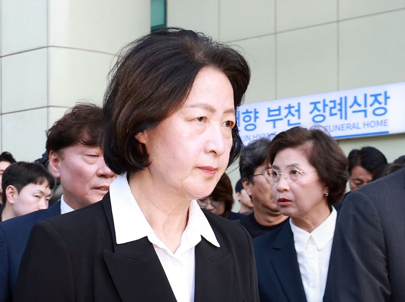 추미애 사과에도 성난 민심…집무실로 ‘<b>빨대</b> 250개’ 보냈다
