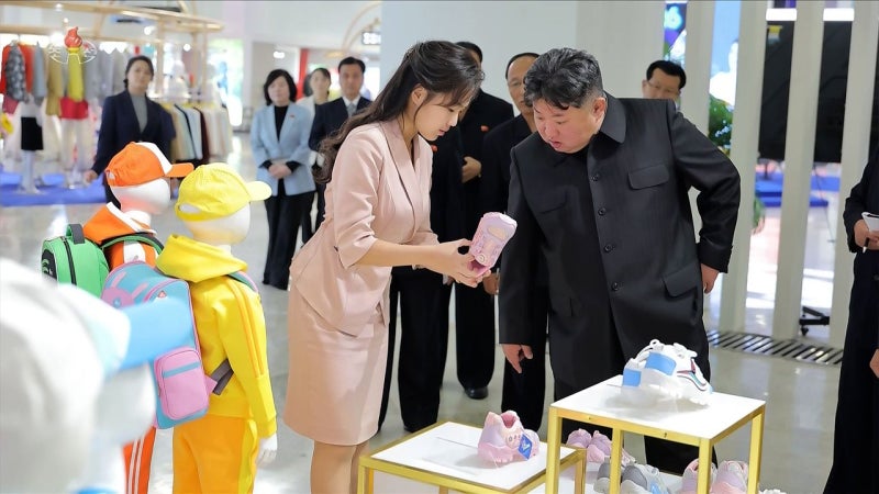 “<b>김정은</b> 中병원서 뇌출혈 사망” SNS 확산에…北 공개한 사진
