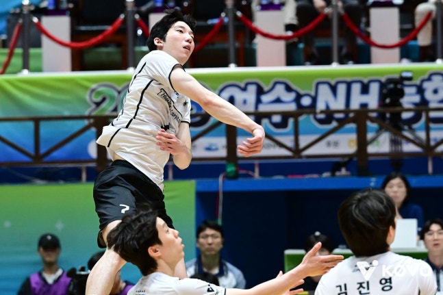 24일 여수 진남체육관에서 열린 한국전력과 경기에서 공격을 시도하는 현대캐피탈 허수봉. 사진 한국배구연맹