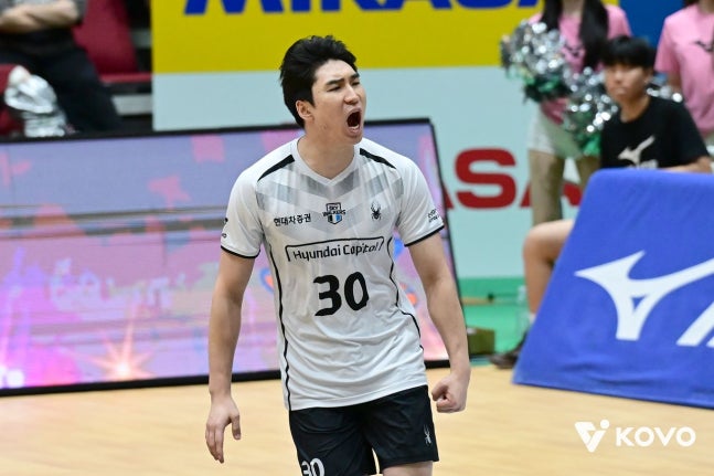 24일 여수 진남체육관에서 열린 한국전력과 경기에서 득점한 뒤 환호하는 현대캐피탈 신호진. 사진 한국배구연맹
