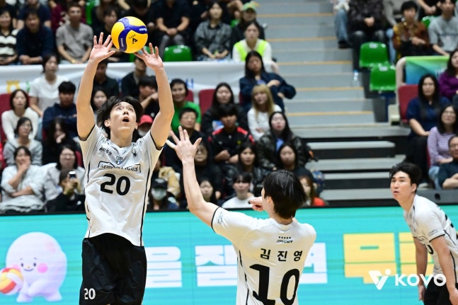 24일 여수 진남체육관에서 열린 한국전력과 경기에서 득점한 뒤 토스하는 현대캐피탈 세터 이준협. 사진 한국배구연맹