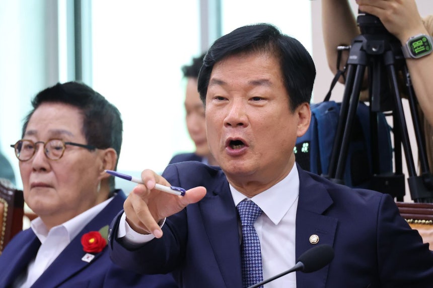 박균택 더불어민주당 의원이 26일 서울 여의도 국회에서 열린 법제사법위원회의 법무부 등에 대한 종합감사에서 김민전 국민의힘 의원과 언쟁을 벌이고 있다. 뉴스1