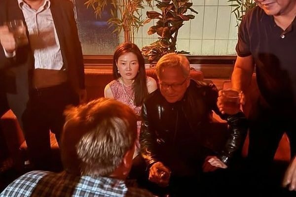 “<b>젠슨 황</b>, 베이징 <b>스파이</b> 표적…중국 여성과 밀접한 관계”
