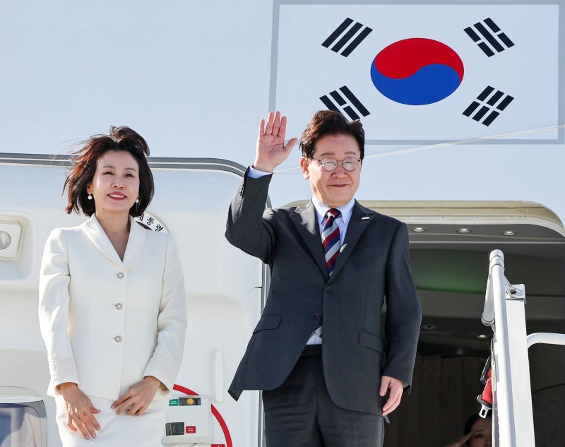 李, 잦은 <b>순방</b> 지적에 “돼지 눈엔 돼지만…<b>링거</b> 맞고 코피 터져”