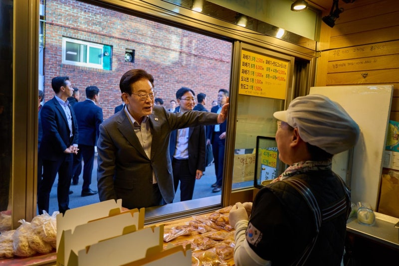 李<b>대통령</b>, 경북 깜짝방문 “<b>농어촌 기본소득</b> 불편한 만큼 효과”