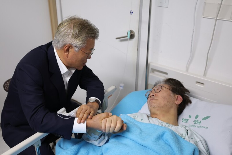 이재명 찾아간 <b>문재인</b> 전 대통령 ‘단식 중단’ 설득