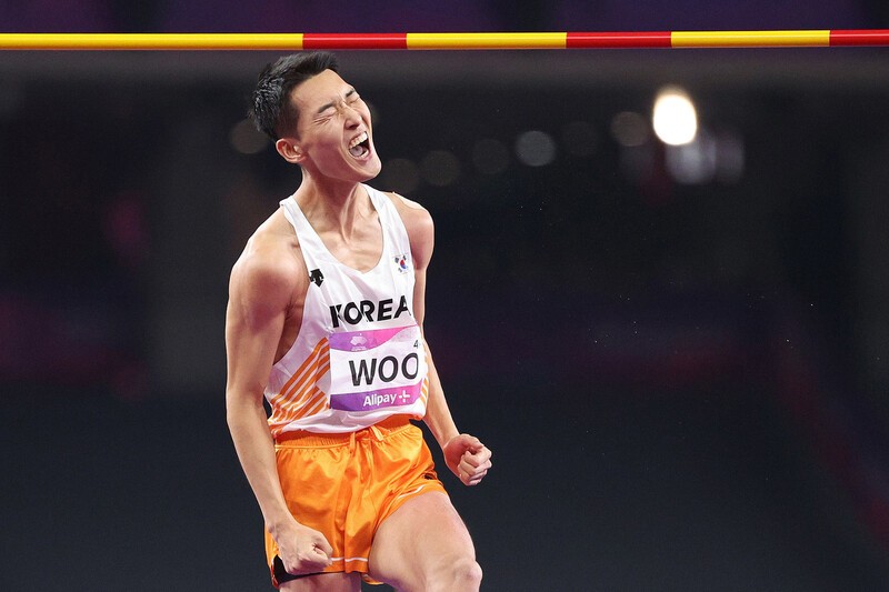 <b>우상혁</b>, AG 2회 연속 은메달…‘세계 최강’ 바르심 벽 높았다