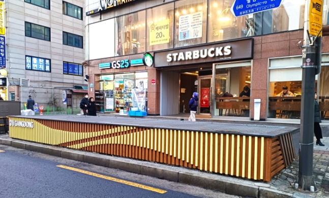 디자인이 개선된 2번출구 앞 환기구 모습. 강동구청 제공