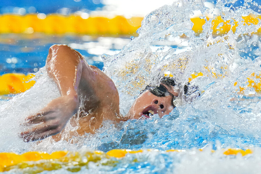 <b>황선우</b>, 한국 수영 최초 <b>세계선수권</b> 자유형 200m <b>금메달</b>