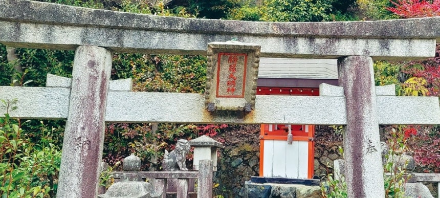 교토부 우지시 미무로도지 절의 신라대명신 사당. 석조 도리이에 ‘신라대명신’을 붉은 글씨로 새긴 석조 편액을 걸어놓고 있다. 신라명신을 모시고 있음을 전면에 내건 드문 신사이다. 원래는 절 뒤 산속에 있던 것을 19