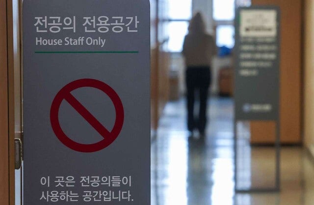“전공의 성급한 행동, 처벌 불가피”…‘의약분업’ <b>선배 의사의</b> 충고