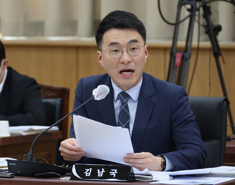 <b>김남국</b>, <b>더불어민주연합 입당</b>…“윤석열 폭거 손 놓고 볼 수 없어”