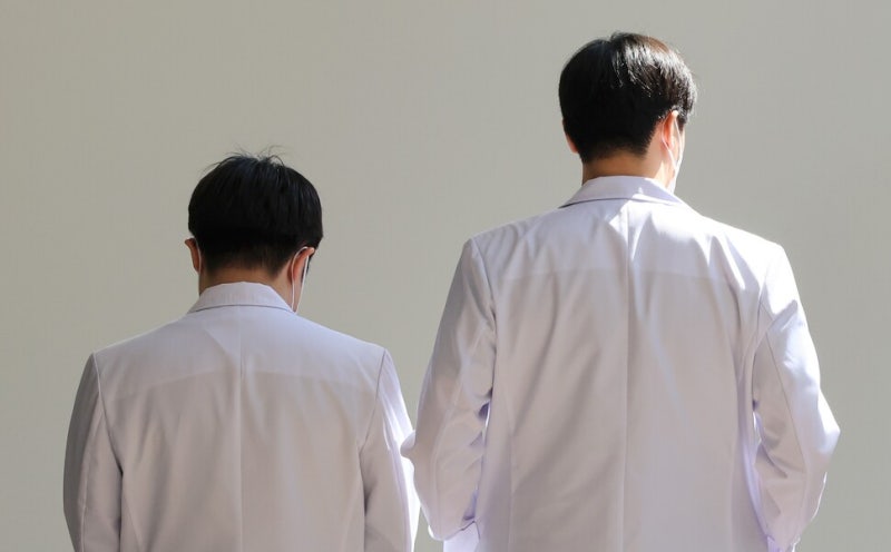 <b>대통령실</b> “미복귀 <b>전공의 면허정지</b> 원칙대로”…26일부터 진행