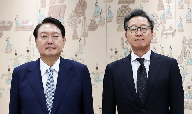 <b>갑질</b> 신고당한 주중대사 사라지고…직원들 46분간 “답변 못 해”