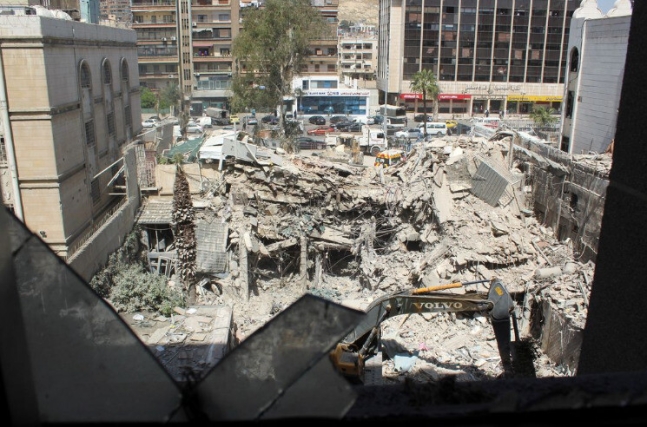 이스라엘이 지난 1일 시리아 다마스쿠스 주재 이란 영사관을 미사일로 공격해 파괴된 잔해들. 로이터 연합뉴스