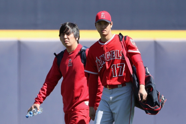 야구선수 오타니 쇼헤이(오른쪽)와 그의 통역사였던 미즈하라 잇페이의 2018년 2월 모습. 애리조나/AFP 연합뉴스