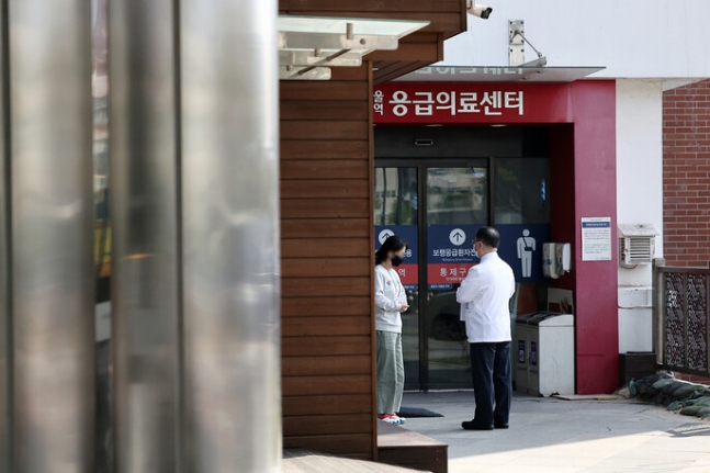 12일 서울의 한 상급병원 응급센터 앞에서 의사와 환자 보호자가 대화를 나누고 있다. 연합뉴스