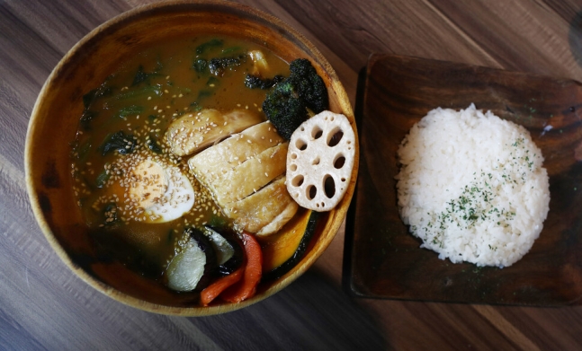 넉넉한 국물에 다양한 먹거리가 들어간 ‘수프 카레’. 삿포로를 대표하는 음식 중 하나다.