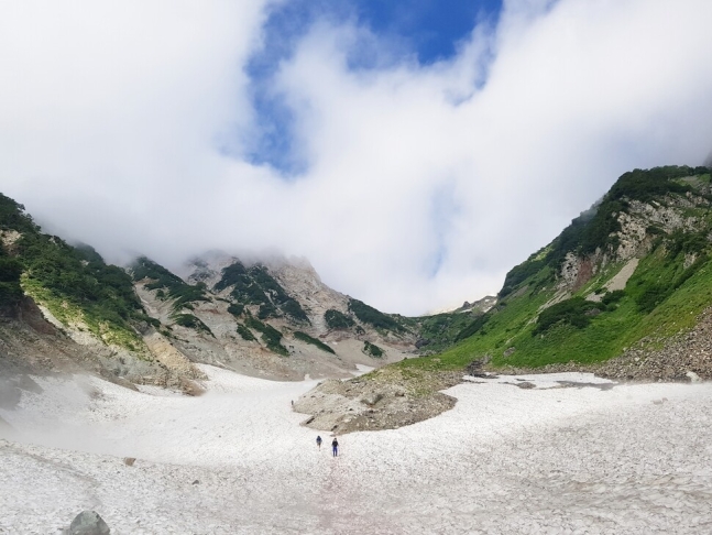 일본 북알프스 시로우마산의 거대한 설계(눈이 여름철에도 녹지 않고 그대로 남아 있는 높은 산골짜기).