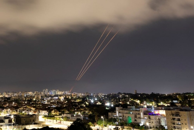 14일(현지시각) 이란이 이스라엘을 향해 드론과 미사일을 발사한 뒤 이스라엘의 요격 미사일 시스템이 작동하고 있다. 로이터 연합뉴스