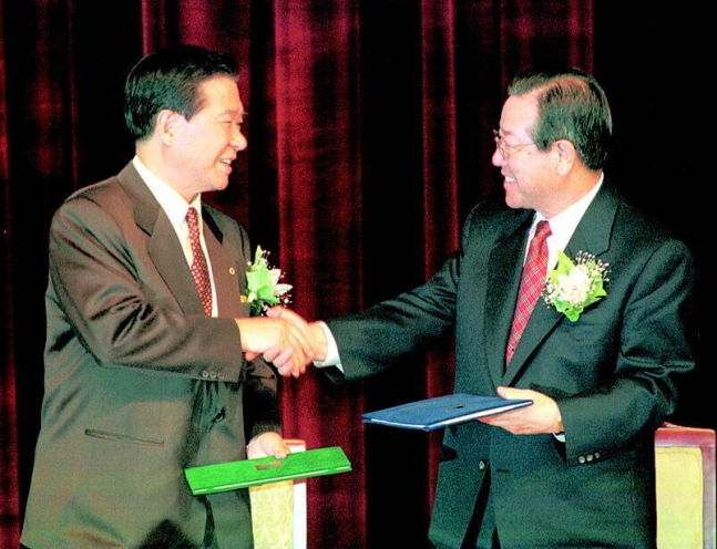 1997년 11월3일 국회 의원회관에서 김대중 새정치국민회의 총재와 김종필 자민련 총재가 ‘디제이피(DJP) 연합 합의문’을 교환하며 악수하고 있다. 한겨레 자료사진