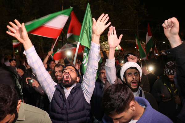 이란 수도 테헤란 주영국 대사관 앞에서 시위대가 이란의 이스라엘 본토 공격에 대해 환호하고 있다. 로이터 연합뉴스