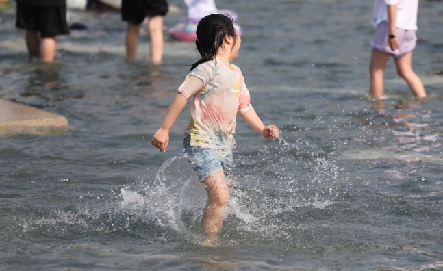 한 어린이가 물놀이를 즐기고 있다. 김영원 기자