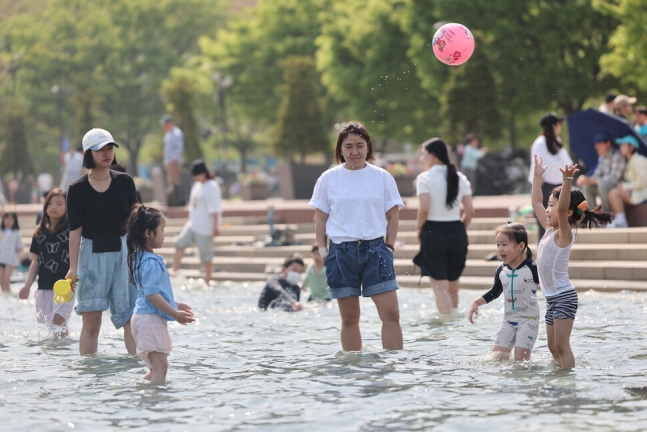 어린이들이 공놀이를 즐기고 있다. 김영원 기자