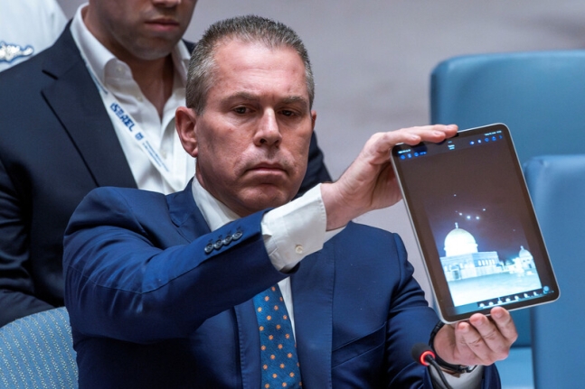 길라드 에르단 유엔 주재 이스라엘 대사가 14일(현지시각) 미국 뉴욕 유엔본부에서 열린 안전보장이사회(안보리) 긴급회의에서 태블릿 컴퓨터로 이란의 미사일 공격 화면을 보여주고 있다. 이날 안보리는 이란의 이스라엘 공