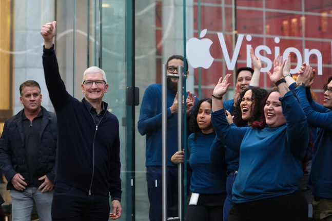 팀 쿡 애플 최고경영자와 직원들이 지난 2월2일 미국 뉴욕 맨해튼의 애플 매장에서 고객을 맞이하고 있다. REUTERS