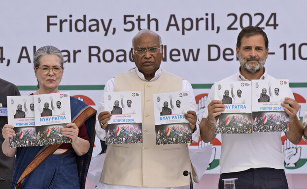 소냐 간디(왼쪽부터), 말리카르준 카르게 당대표, 라훌 간디 등 인도국민회의(INC) 인사들이 5일 뉴델리 기자회견에서 공약집을 들어보이고 있다. AP 연합뉴스