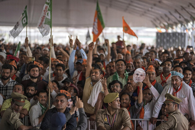 인도인민당 지지자들이 3월 31일 메루트에서 열린 당 유세에서 나렌드라 모디 총리의 연설을 듣고 있다. AP 연합뉴스