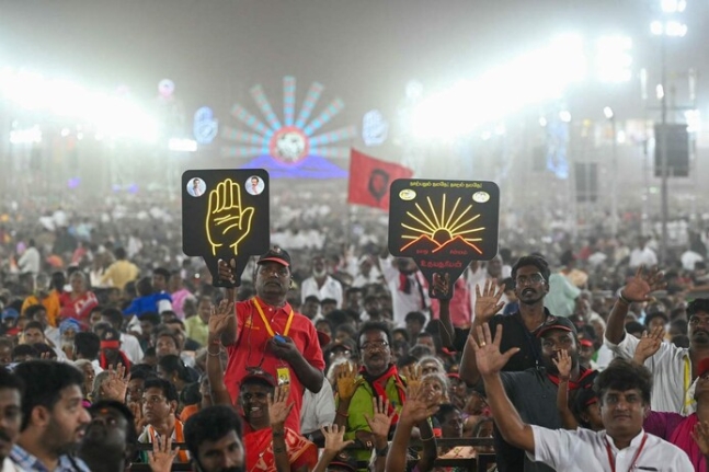 인도국민회의 지지자들이 12일 인도 남부도시 코임바토르에서 열린 집회에 참석하고 있다. AFP 연합뉴스