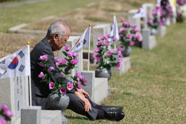 4·19혁명 기념일을 하루 앞둔 18일 오전 서울 강북구 국립4·19 민주묘지를 찾은 유족이 참배하고 있다. 연합뉴스