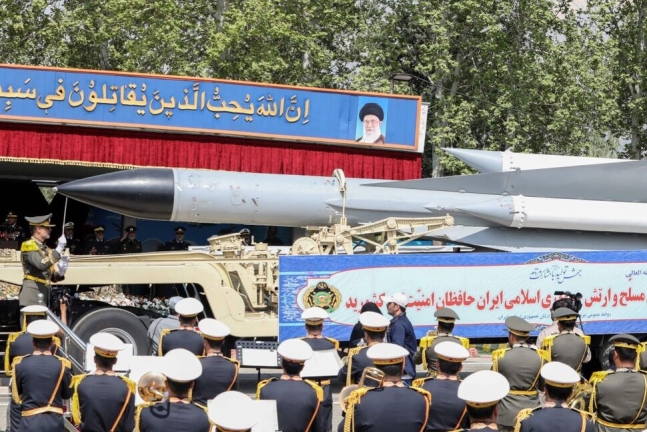 17일(현지시각) 이란 수도 테헤란에서 열린 ‘국군의 날’ 군사 퍼레이드에서 군악대가 연주를 하는 가운데 트럭에 실린 미사일이 지나가고 있다. AFP 연합뉴스