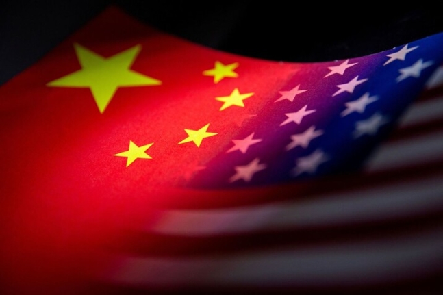 미국 국기와 중국 국기를 연결한 이미지 사진. 로이터 연합뉴스