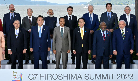 지난해 5월20일 일본 히로시마에서 열린 주요 7개국(G7)에 참석한 각국 정상들이 기념사진을 찍고 있다. 히로시마 정상회의 공식 누리집